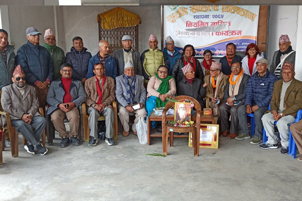 स्रष्टाद्वय शान्तिनारायण श्रेष्ठ र वसन्तराज अज्ञातलाई सुरभि सद्भावना पुरस्कार